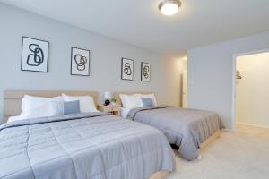 deux lits dans une chambre aux murs blancs dans l'établissement Bright Apt - Gym Access & Great Location, à Arlington 20 autres photos