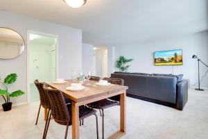 une salle à manger avec une table et un canapé dans l'établissement Bright Apt - Gym Access & Great Location, à Arlington