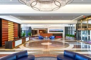 un hall avec des chaises et une table dans un bâtiment dans l'établissement Bright Apt - Gym Access & Great Location, à Arlington