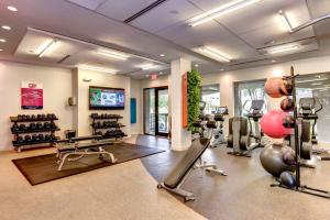une salle de sport avec plusieurs tapis de course et machines dans une pièce dans l'établissement Bright Apt - Gym Access & Great Location, à Arlington