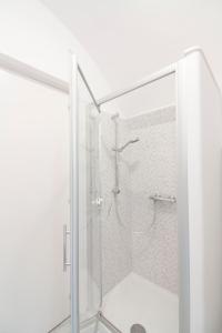 eine Dusche mit Glastür im Bad in der Unterkunft Micca House in Ostuni