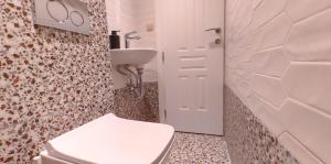 une salle de bain avec des toilettes blanches et un lavabo dans l'établissement Theotoki Attic Studio, à Corfou 9 autres photos