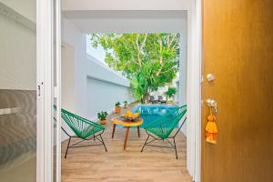 a patio with a table and chairs and a pool at Casa CAMPANA, Privada, Piscina Privada, 3 Cuadras Malecón in Cozumel