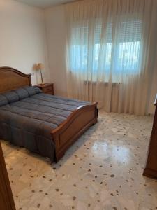 ein Schlafzimmer mit einem Bett und einem großen Fenster in der Unterkunft Casa turismo rural Becar in Corullón