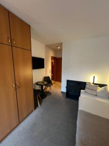 TV a/nebo společenská místnost v ubytování Aparthotel Zur Linde - by Willms & Schömer eG
