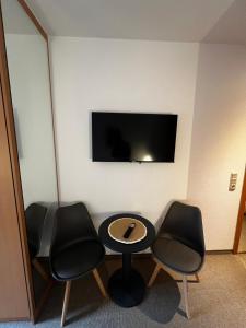TV a/nebo společenská místnost v ubytování Aparthotel Zur Linde - by Willms & Schömer eG