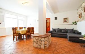 Posezení v ubytování Stunning Apartment In Premantura