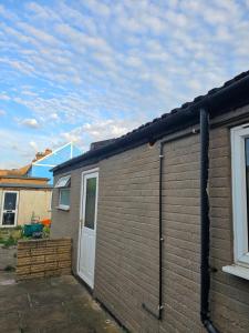 Centrally located house, Rm 1 big في بيرتون أبون ترينت: مبنى من الطوب عليه باب أبيض