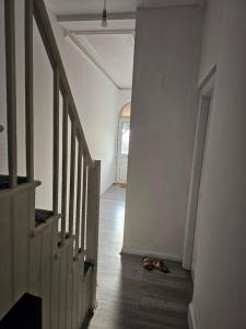 Centrally located house, Rm 1 big في بيرتون أبون ترينت: ممر فارغ مع زوج من الأحذية على الأرض