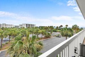 einen Balkon mit Blick auf einen Parkplatz mit Palmen in der Unterkunft Sunset Paradise 3BR Unforgettable Beach Memories in Pawleys Island