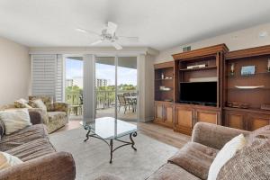 ein Wohnzimmer mit Sofa und Fernseher in der Unterkunft Sunset Paradise 3BR Unforgettable Beach Memories in Pawleys Island