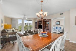 ein Esszimmer und ein Wohnzimmer mit Tisch und Stühlen in der Unterkunft Sunset Paradise 3BR Unforgettable Beach Memories in Pawleys Island