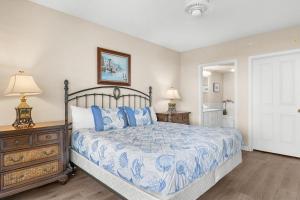 ein Schlafzimmer mit einem Bett, zwei Lampen und einer Tür in der Unterkunft Sunset Paradise 3BR Unforgettable Beach Memories in Pawleys Island