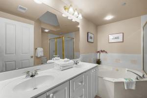 ein Badezimmer mit einem großen weißen Waschbecken und einer Badewanne in der Unterkunft Sunset Paradise 3BR Unforgettable Beach Memories in Pawleys Island + 14 Fotos