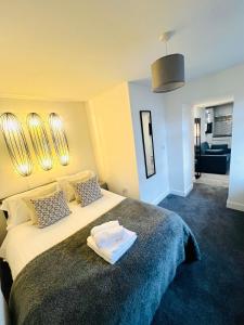 a bedroom with a large bed with two towels on it at Yastayzzz at Studio 1 Bransford Rd in Worcester