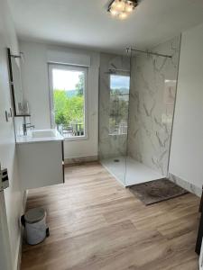 Et badeværelse på Maison de ville avec jardin