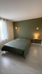 En eller flere senge i et værelse på Maison de ville avec jardin