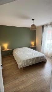 En eller flere senge i et værelse på Maison de ville avec jardin