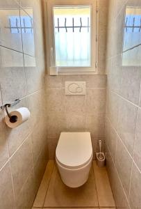 a small bathroom with a toilet and a window at Magnifique studio, piscine, parking Nice in Nice