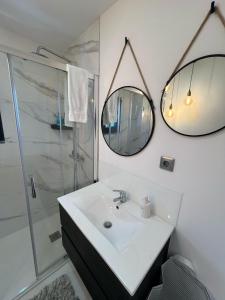 ein Badezimmer mit Waschbecken und Dusche in der Unterkunft Sequeira Arantes Casa 2 in Terras de Bouro