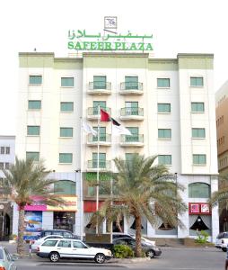ein Hotel mit Palmen davor in der Unterkunft Safeer Plaza Hotel in Muscat