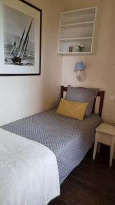 a bedroom with a bed and a picture on the wall at L'instant Deauville - F2 avec Piscine - Résidence du Golf in Deauville
