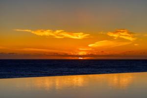 een zonsondergang boven de oceaan met zonsondergang bij Funchal Acqua Blue 3H, a Home in Madeira in Panasqueira