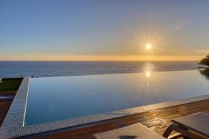 een zwembad met uitzicht op de oceaan bij Funchal Acqua Blue 3H, a Home in Madeira in Panasqueira