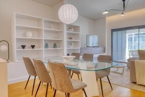 een eetkamer met een glazen tafel en stoelen bij Funchal Acqua Blue 3H, a Home in Madeira in Panasqueira +53 foto's