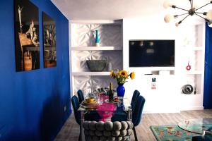 a dining room with a table and a blue wall at ApArt 2 Luxury 3BR Apartment Free Parking Sleeps 6 in Bedford
