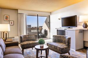 丹佛Holiday Inn Denver East by IHG的客厅配有沙发、椅子和平面电视。