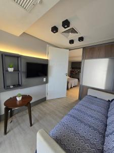 Μια τηλεόραση ή/και κέντρο ψυχαγωγίας στο Flat Marinas com Acessibilidade