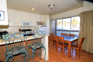 Una cocina y un comedor con mesa y sillas. en Sierra Park Villas #16, en Mammoth Lakes