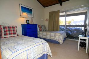 Un dormitorio con dos camas y una ventana. en Sierra Park Villas #16, en Mammoth Lakes