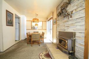 una sala de estar con una mesa y una chimenea en Discovery 4 #125, en Mammoth Lakes