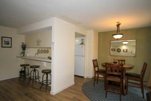 Un comedor y una cocina con mesa y sillas. en Discovery 4 #117, en Mammoth Lakes