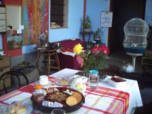 uma mesa com uma bandeja de comida numa mesa em Perbacco em Sartirana Lomellina
