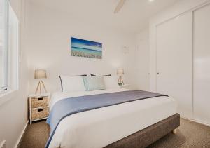 En eller flere senge i et værelse på Glen Mor - Heated Pool Retreat + 34 billeder