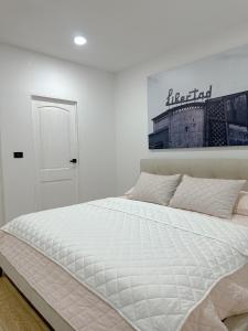 Un dormitorio blanco con una gran cama blanca. en Casa Francisca, en Alegría