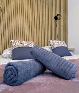 two beds with blue towels on top of them at Gite Bernard Lafon in Castillon-la-Bataille