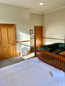Postel nebo postele na pokoji v ubytování Shepherds Arms Hotel