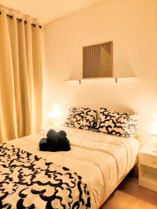 巴黎Le cocon du 17的一间卧室配有一张带黑白毯子的床