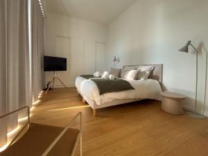 Un dormitorio con una cama y un televisor de pantalla plana. en Le castel T2 piscine et vue mer plage, en Bonne Nouvelle