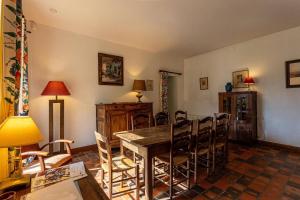 une salle à manger avec une table et des chaises dans l'établissement Ty Moune proche mer, à Penvénan
