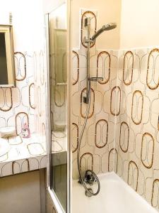 une salle de bain avec une douche avec pommeau de douche dans l'établissement Ty Moune proche mer, à Penvénan 25 autres photos