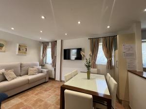 een woonkamer met een bank en een tafel bij La Ria - by Wehomes - Mogro River in Miengo