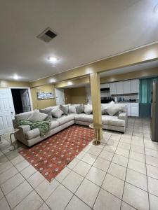 Posezení v ubytování Spacious 2 king bedroom, 5 mins EWR Airport