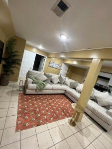 Postel nebo postele na pokoji v ubytování Spacious 2 king bedroom, 5 mins EWR Airport