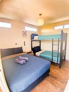 una camera con 2 letti a castello e un letto blu di Rose Room literas , Paseo Durango a Durango