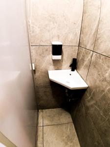 bagno con lavandino bianco in una cabina di Rose Room literas , Paseo Durango a Durango